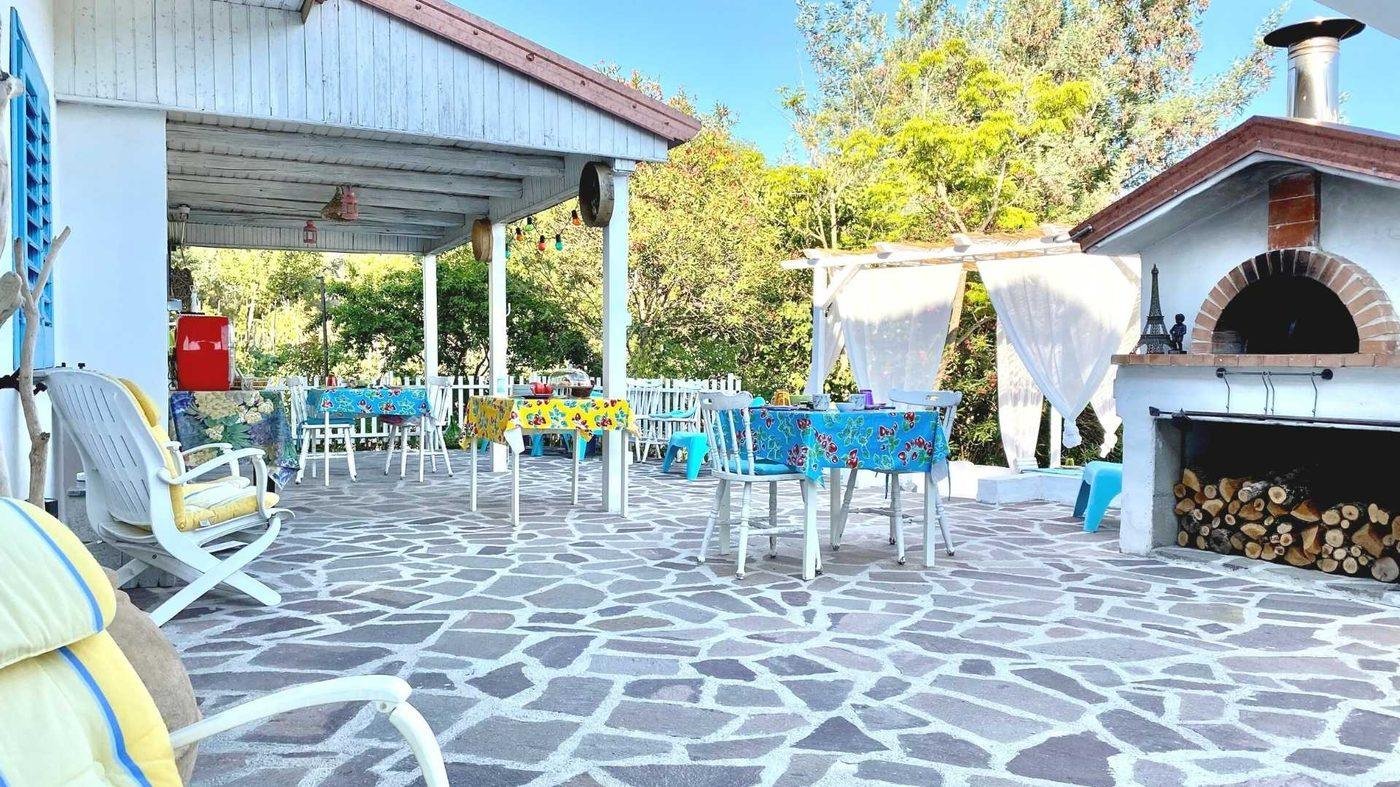 Terrazza panoramica coperta per la colazione, con forno a legna