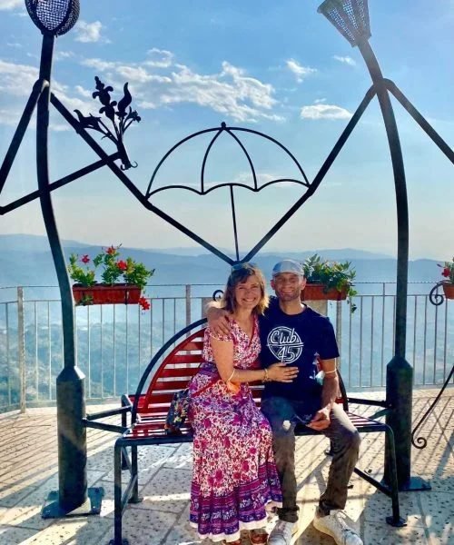Cat ed Emilio, i padroni di casa, su un belvedere panoramico nel Cilento