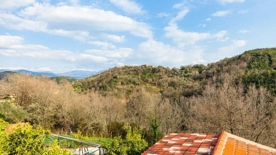 Vista sulla vallata e sui tetti in tegole del Cilento