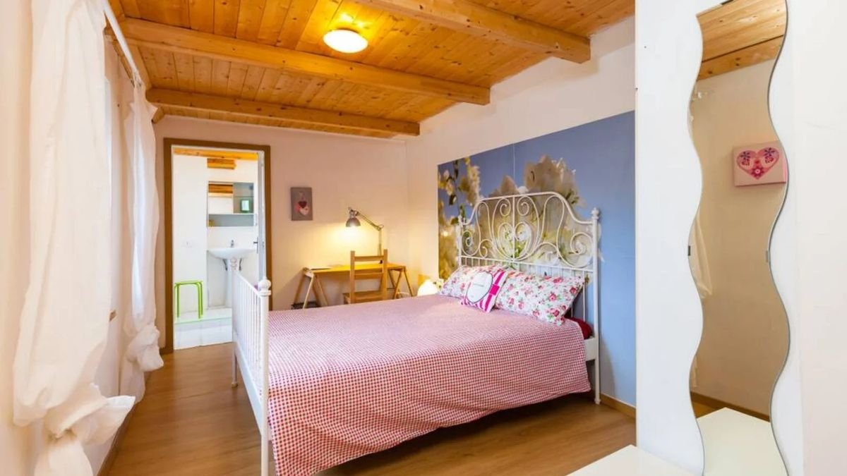 Camera il Sognatore, vista d'insieme con soffitto in legno