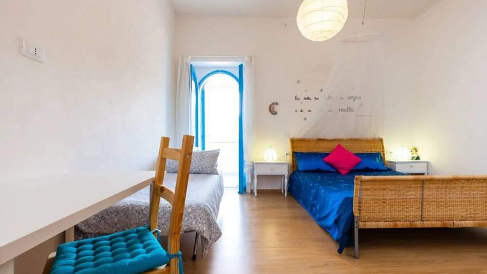 Camera Tintarella di Luna, con letto in vimini e baldacchino